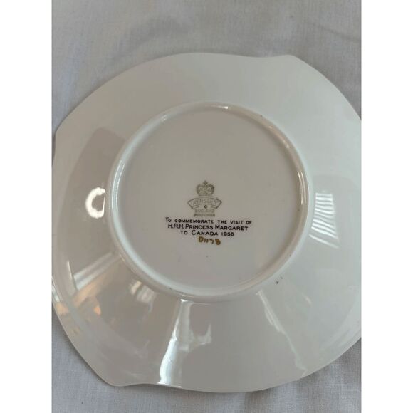Queen Margaret Commemorative Bone China Plate, Visit to Canada, 1958 Gold Rimmed - Picture 4 of 5